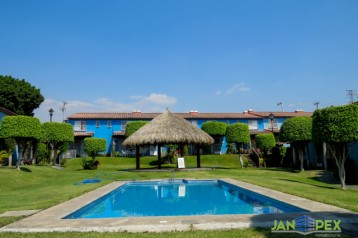 CASA CON ALBERCA EN RESIDENCIAL EL LAUREL, CUERNAVACA.